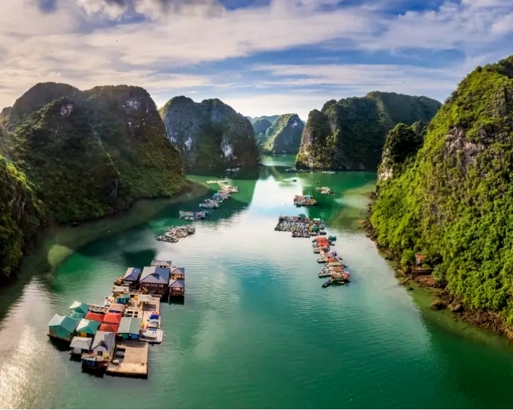 Khung cảnh yên bình tại Làng chài Cửa Vạn