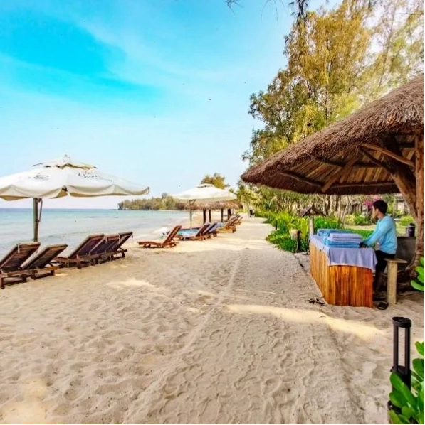 Khuôn viên Ocean Bay Resort & Spa Phu Quoc với hồ bơi nhìn ra biển