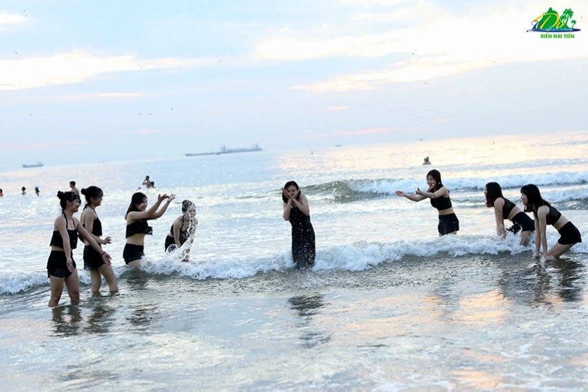 Khuôn viên rộng rãi và bãi biển trải dài tại Paracel Resort Hải Tiến