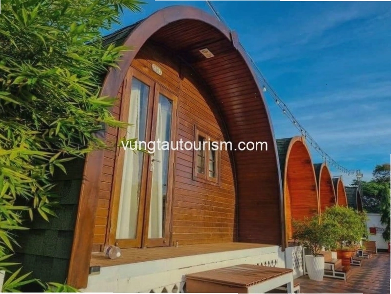 Khuôn viên Ruby Homestay Cần Giờ với cây cảnh tươi tốt