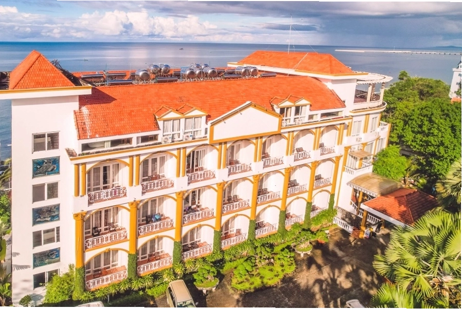 Khuôn viên Sun Việt Resort Phú Quốc với cây xanh mát mẻ