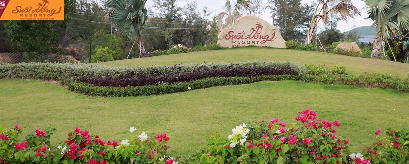 Khuôn viên Suối Hồng Resort với cảnh quan thiên nhiên xanh mát