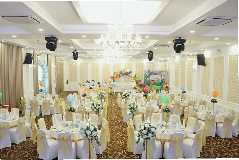 Khuôn viên thoáng đãng và xanh mát của Nhà Hàng Vườn Cau Nha Trang
