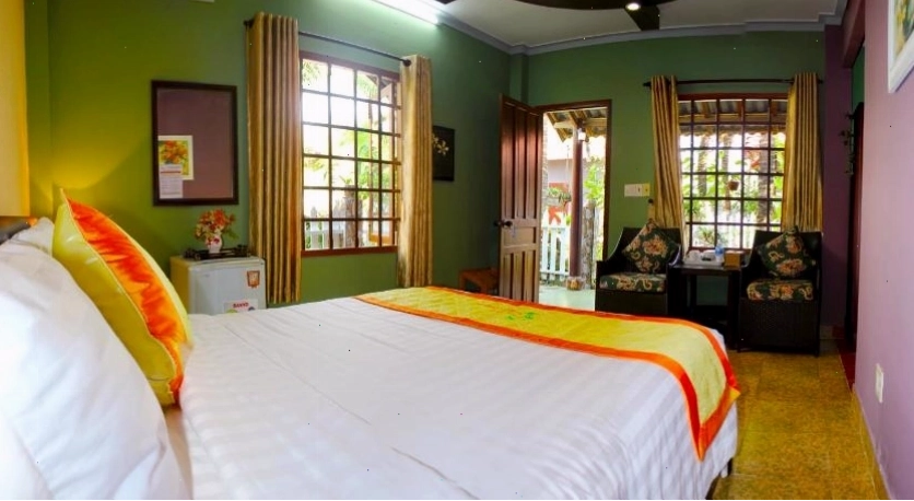 Khuôn viên xanh mát của Casa Beach Resort