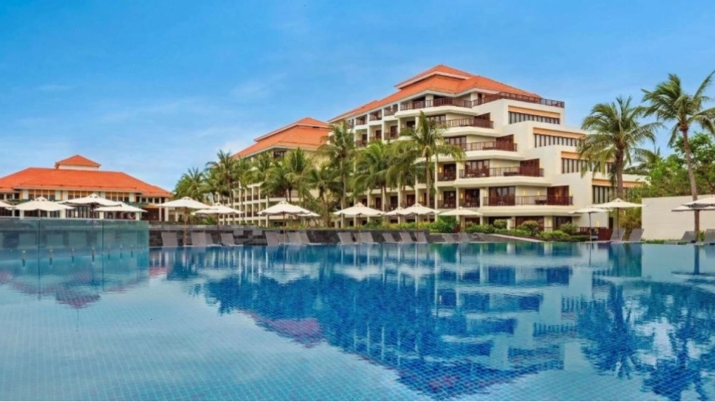 Khuôn viên xanh mát của Pullman Danang Beach Resort