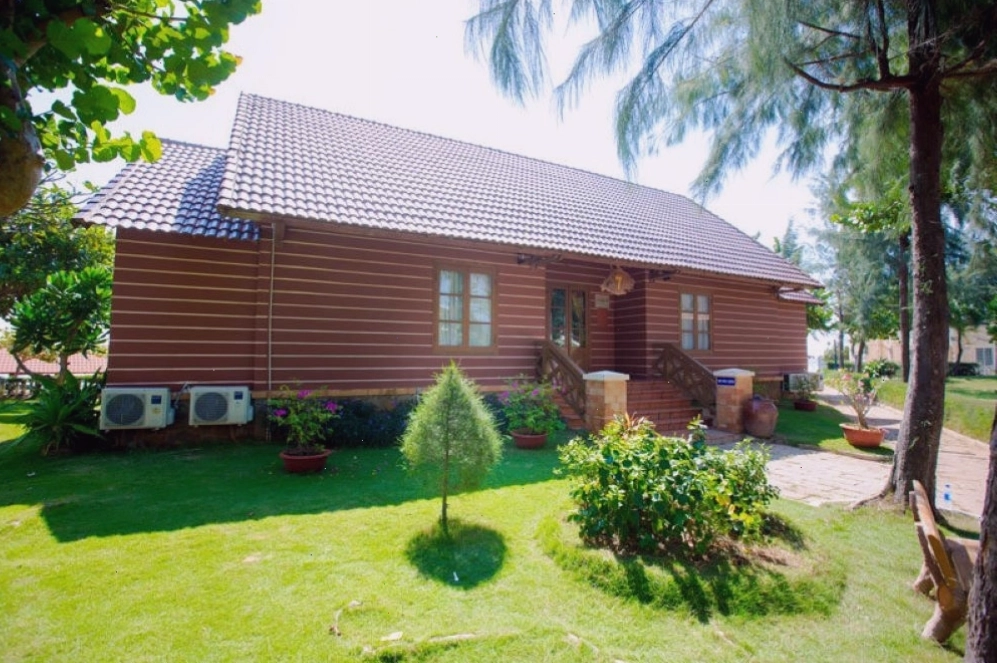Khuôn viên xanh mát và bãi biển riêng của Vũng Tàu Intourco Resort