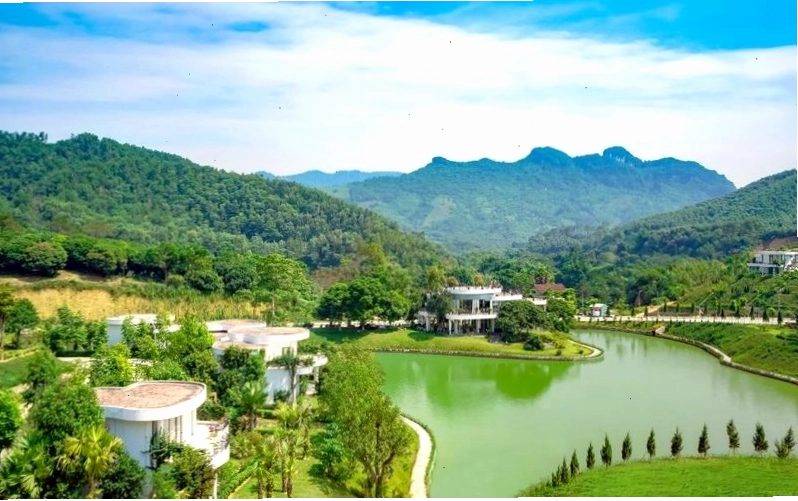 Khuôn viên xanh mát và biệt thự sang trọng tại Ivory Villas & Resort