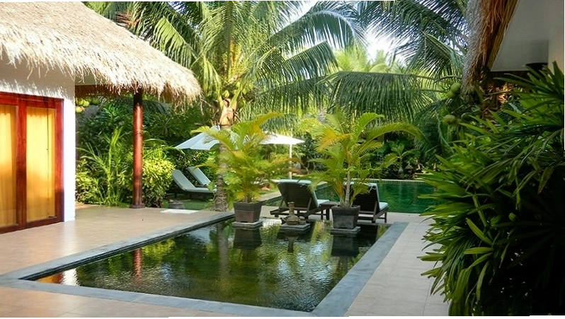 Khuôn viên xanh tại một resort ở Mũi Né