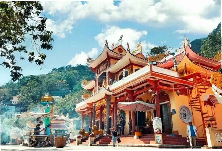 Kiến trúc Chùa Bà uy nghiêm tại Núi Bà Đen