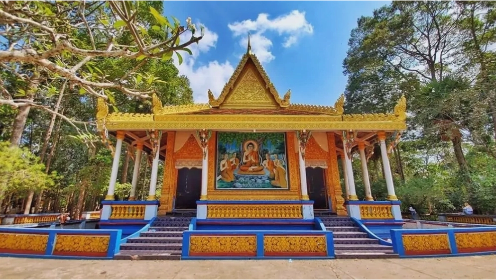 Kiến trúc cổ kính của Chùa Dơi tại Sóc Trăng với nhiều tượng Phật và hoa văn tinh xảo