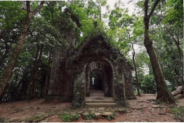 Kiến trúc cổ kính của Nhà thờ đổ Ba Vì