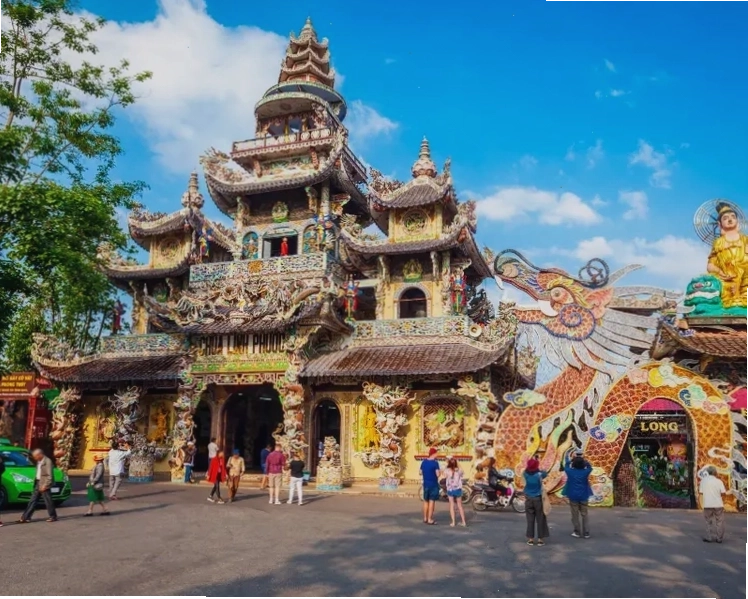 Kiến trúc độc đáo của Chùa Linh Phước Đà Lạt với hàng vạn mảnh sành sứ