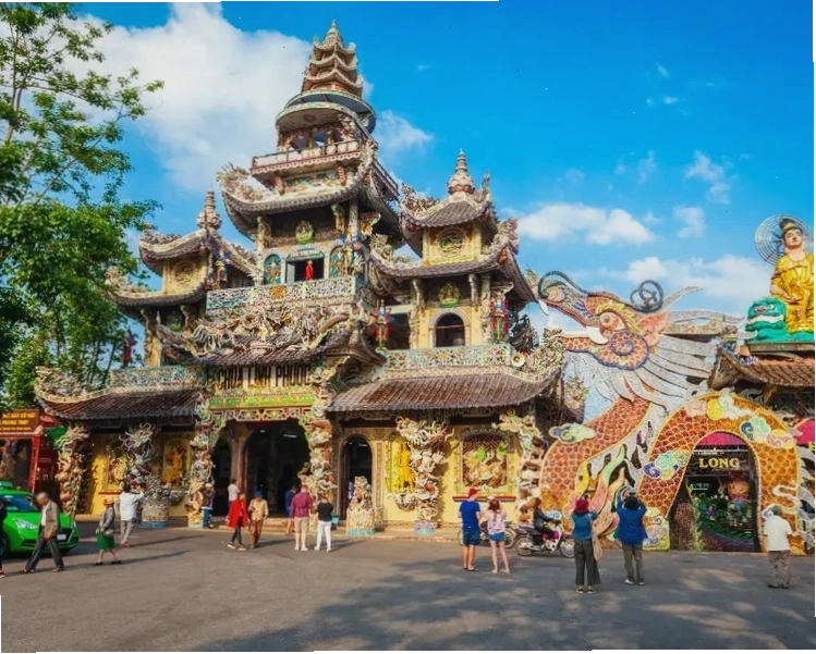 Kiến trúc độc đáo của Chùa Linh Phước Đà Lạt với nghệ thuật khảm sành sứ