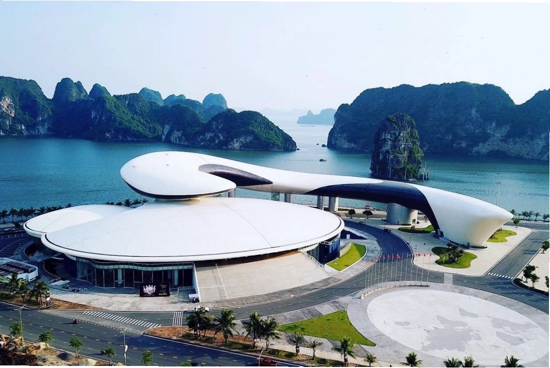 Kiến trúc độc đáo của Cung Cá Heo Hạ Long