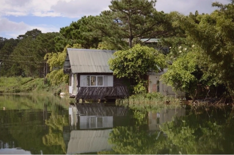 Kiến trúc nhà gỗ mộc mạc của The Lake House Dalat nhìn ra không gian xanh mát