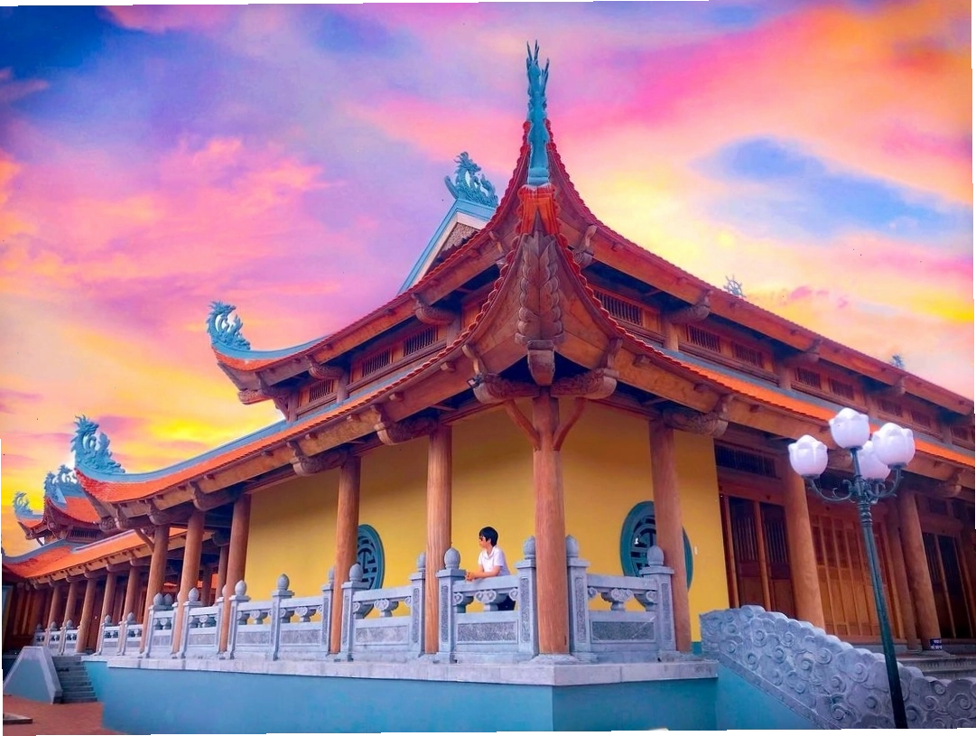 Kiến trúc Thiền viện Trúc Lâm Sóc Trăng giữa không gian cây xanh thoáng đãng
