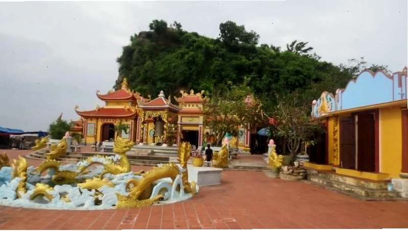 Kiến trúc uy nghiêm của Đền Bà Đế