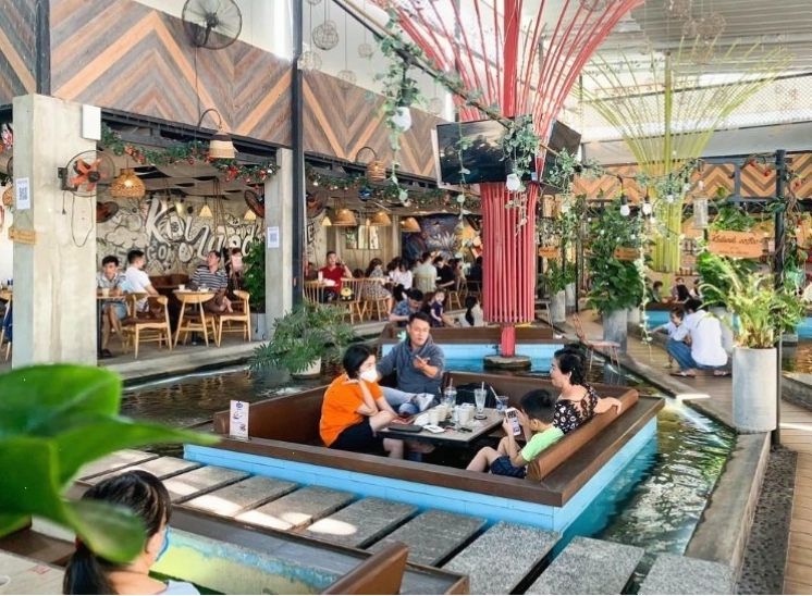 Koilands Coffee với hồ cá Koi lớn và không gian thoáng đãng