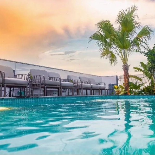 La Siesta Premium Saigon Central - Khách sạn sang trọng với hồ bơi và tiện nghi hiện đại