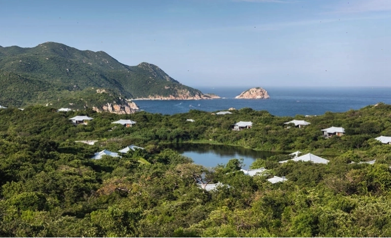 Lake Pavilion nhìn ra hồ nước yên ả
