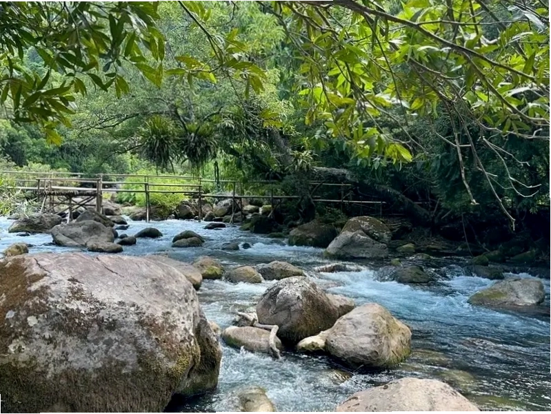 Làn nước trong veo của Suối Nước Moọc