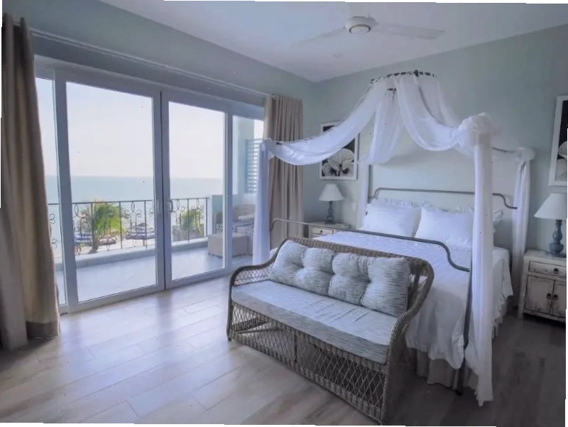 Làn nước trong xanh tại bãi biển Đồi Dương