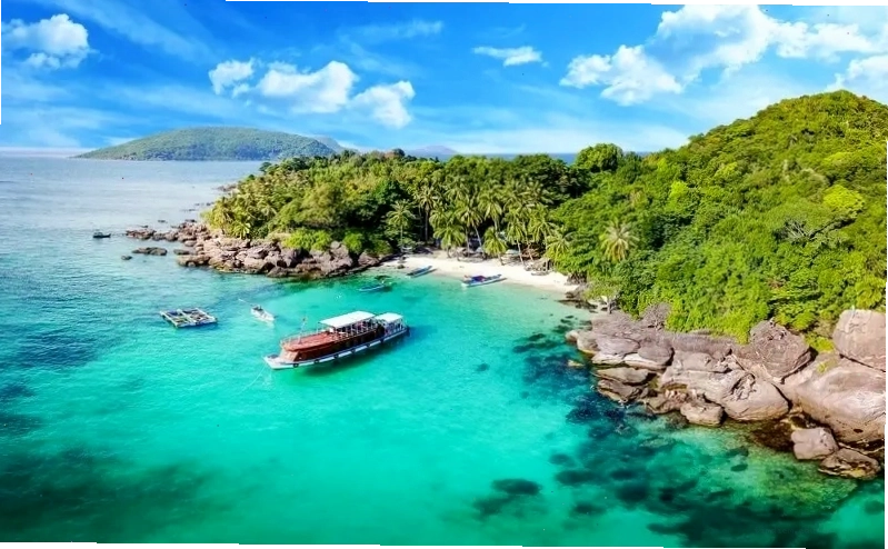 Làn nước trong xanh tại Hòn Móng Tay Phú Quốc