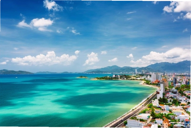Làn nước xanh trong màu ngọc bích đặc trưng của bãi biển Nha Trang