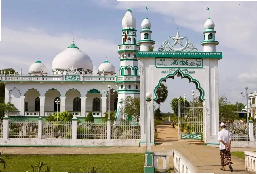Làng Chăm Châu Giang là địa điểm du lịch miền Tây nổi bật với kiến trúc thánh đường và nghề dệt thổ cẩm