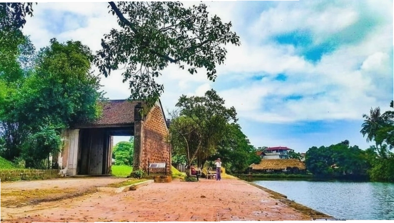 Làng cổ Đường Lâm với những ngôi nhà cổ kính và con đường lát đá ong
