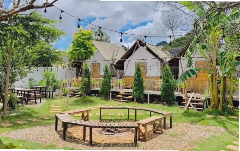 Làng Homestay & Villa Mộc Châu với thiết kế cửa kính độc đáo