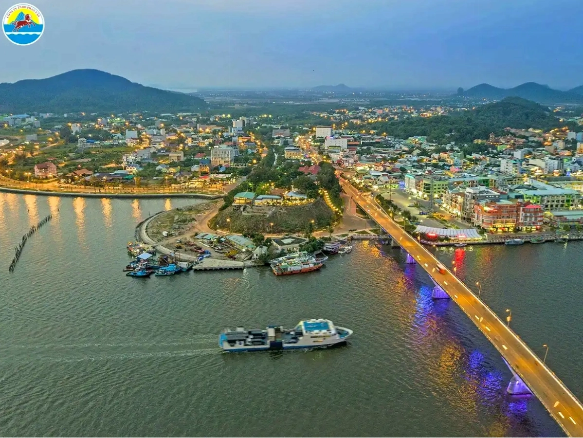 Lăng Mạc Cửu uy nghiêm giữa khung cảnh thiên nhiên thanh bình của Hà Tiên