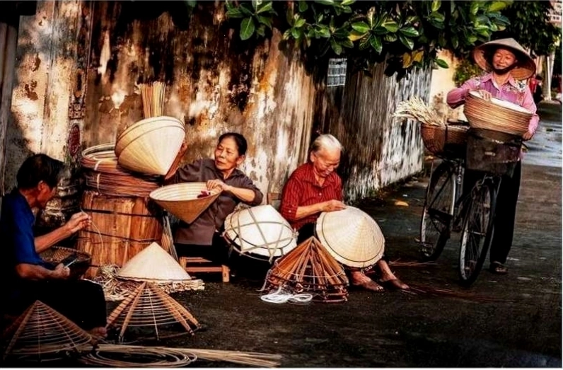 Làng nón Phú Cam Huế nổi tiếng với sản phẩm nón lá tinh xảo