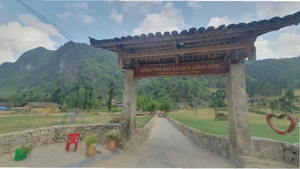 Làng văn hóa Lũng Cẩm, địa điểm du lịch Hà Giang nổi bật tại Sủng Là