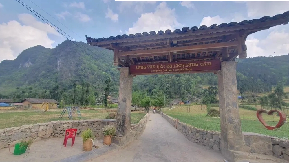 Làng văn hoá Lũng Cẩm tại Sủng Là