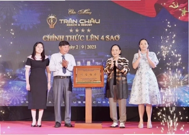 Lãnh đạo Resort Trân Châu đón nhận chứng nhận đạt chuẩn 4 sao