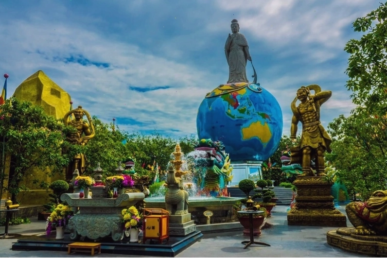 Lâu Đài Tuyết tại Suối Tiên