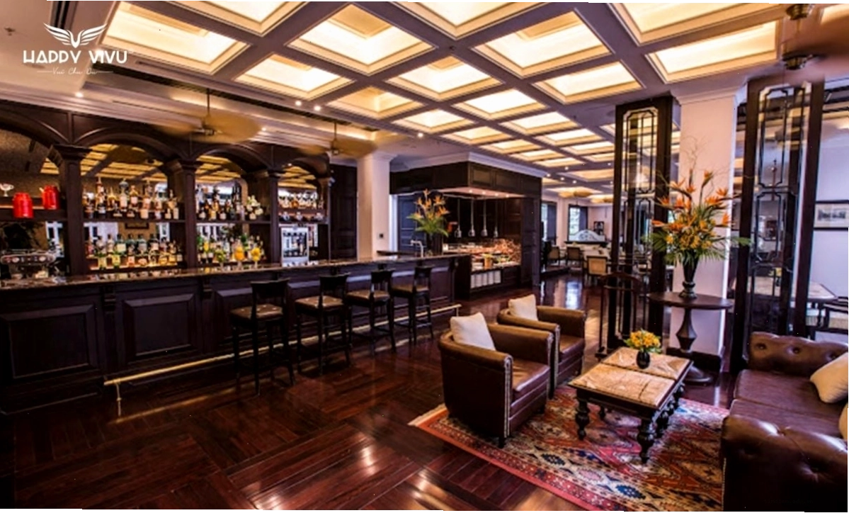 Le Club Bar phục vụ đồ uống và nhạc Jazz tại Sofitel Legend Metropole Hà Nội