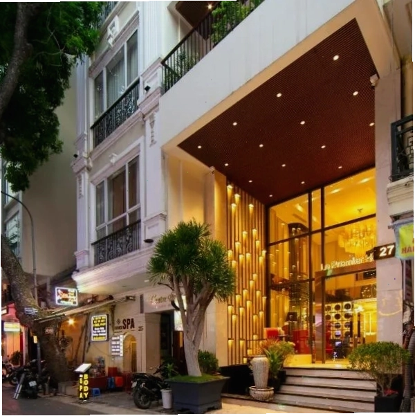 Le Premier Hotel & Rooftop Bar với tầm nhìn ấn tượng
