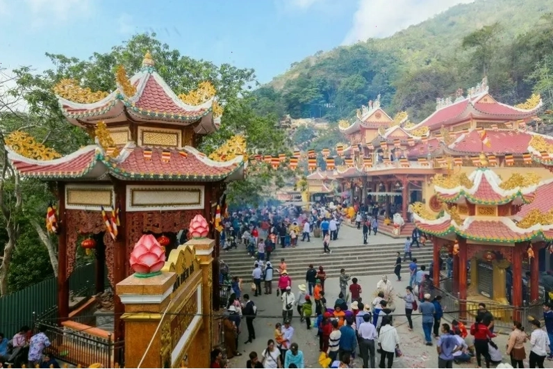 Leo Núi Bà Đen đường chùa