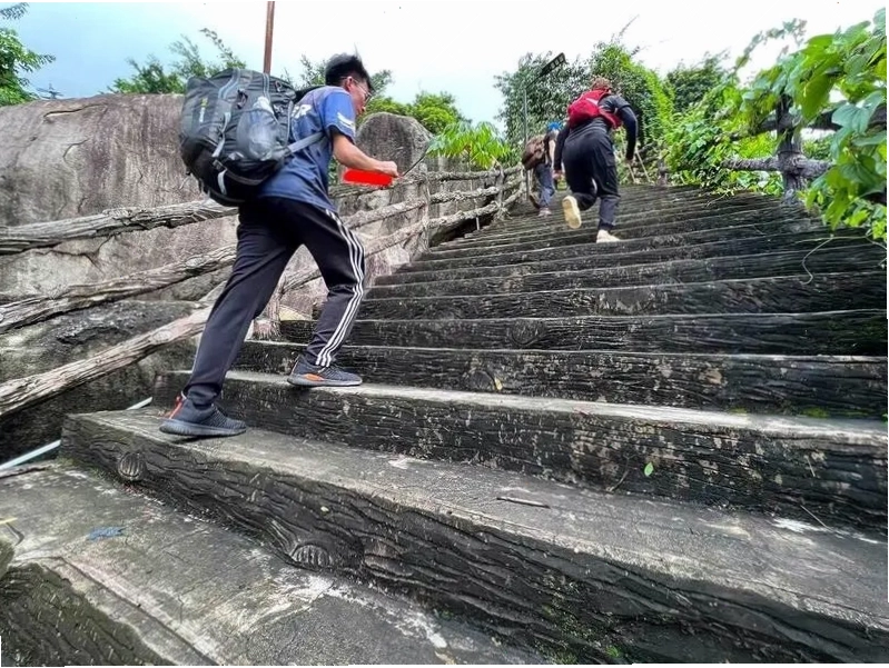 Leo núi Bà Đen đường cột điện