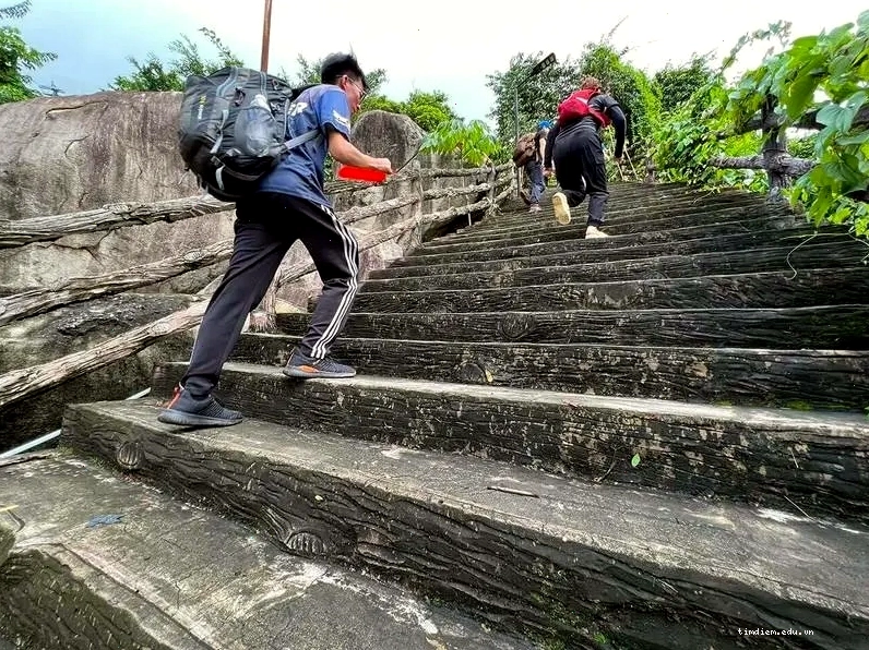 Leo Núi Bà Đen đường cột điện