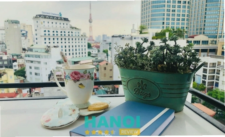 Lofita Tea & Coffee với không gian xanh mát và hồ cá Koi