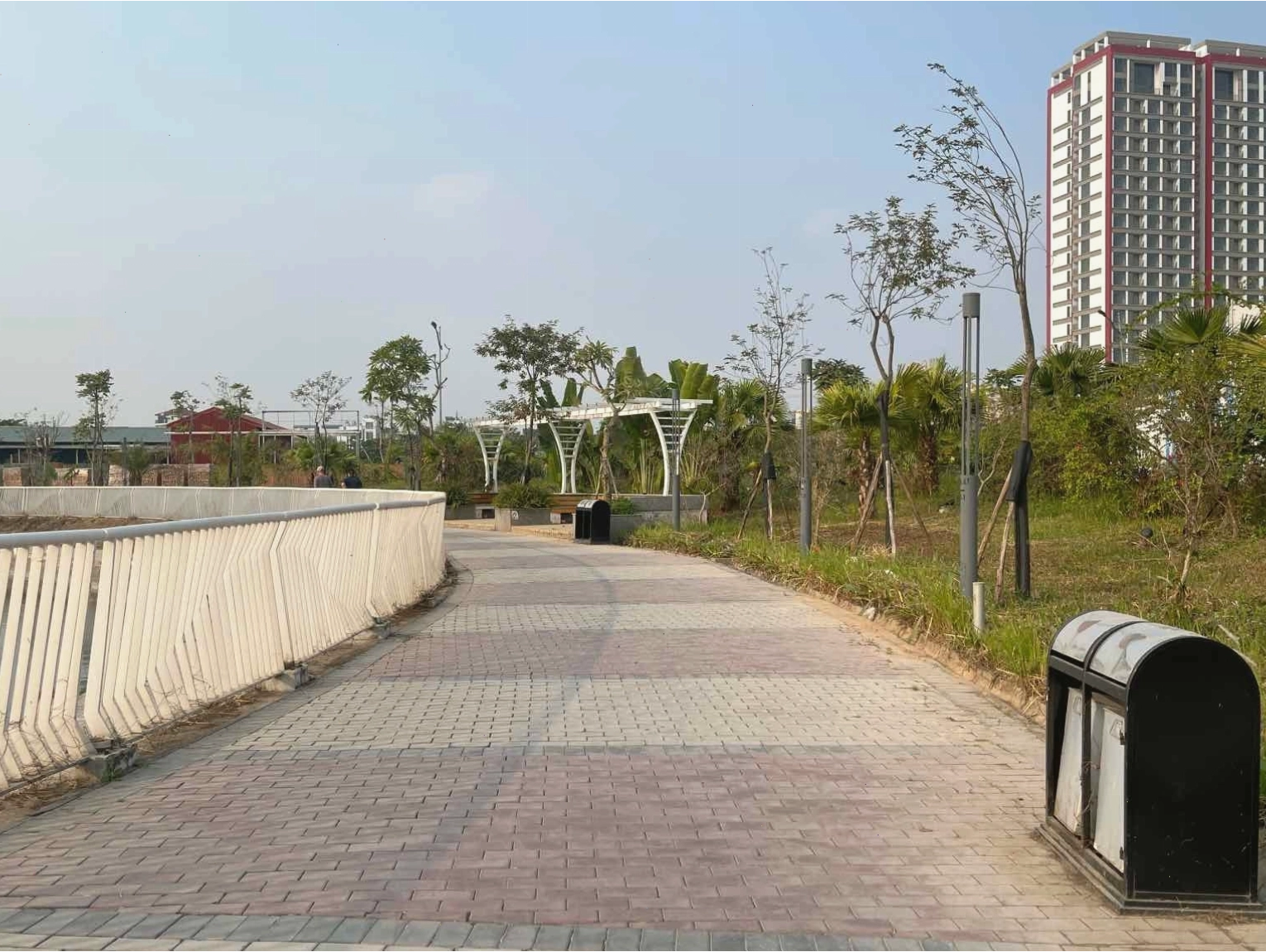 Lối đi bộ chính trong công viên Ngọc Thụy đã được quét dọn sạch sẽ