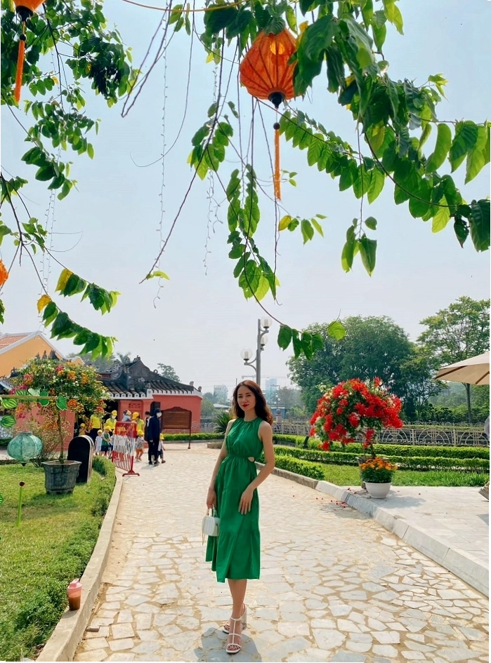 Lối đi bộ quanh co trong Công viên Hội An với cây xanh hai bên