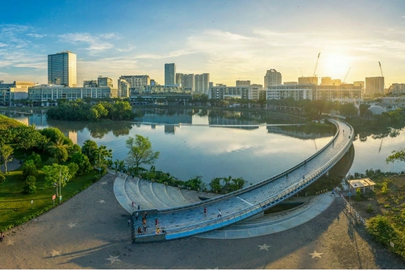 Lối đi bộ thoáng đãng dẫn đến Cầu Ánh Sao