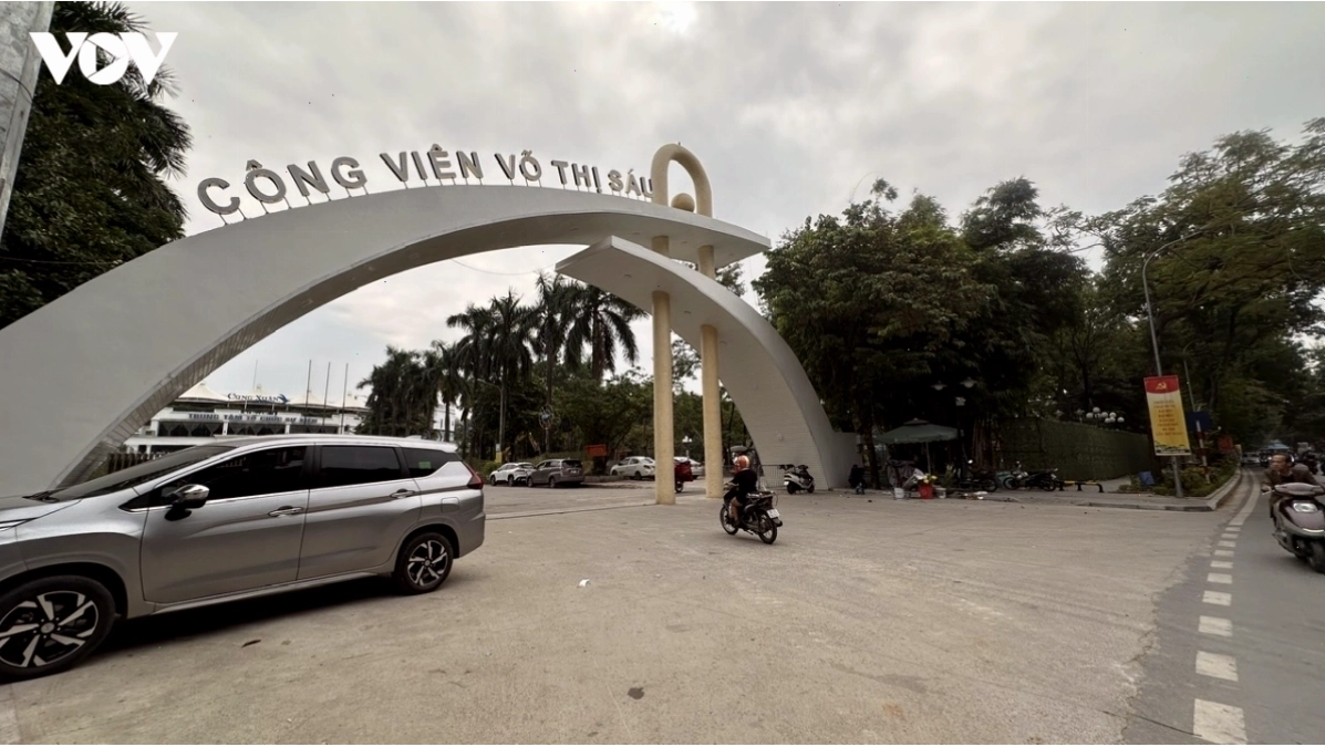 Lối đi bộ và cây xanh trong công viên