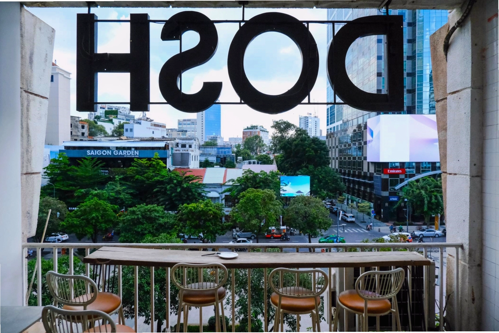 Lối đi lên cầu thang trong The Cafe Apartment