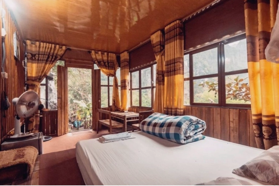 Lối đi mộc mạc dẫn vào Chez Beo Homestay