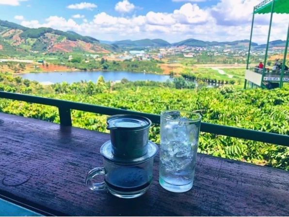 Lối đi nhỏ dẫn vào các căn homestay tại Windy Hill